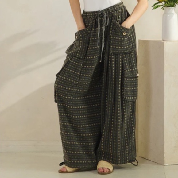 Oli & Hali Black Patterned Cargo Pants - Picture 2 of 5